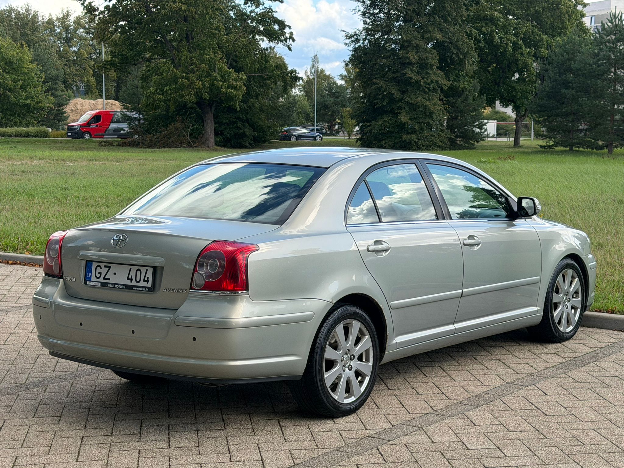 
Toyota Avensis full									