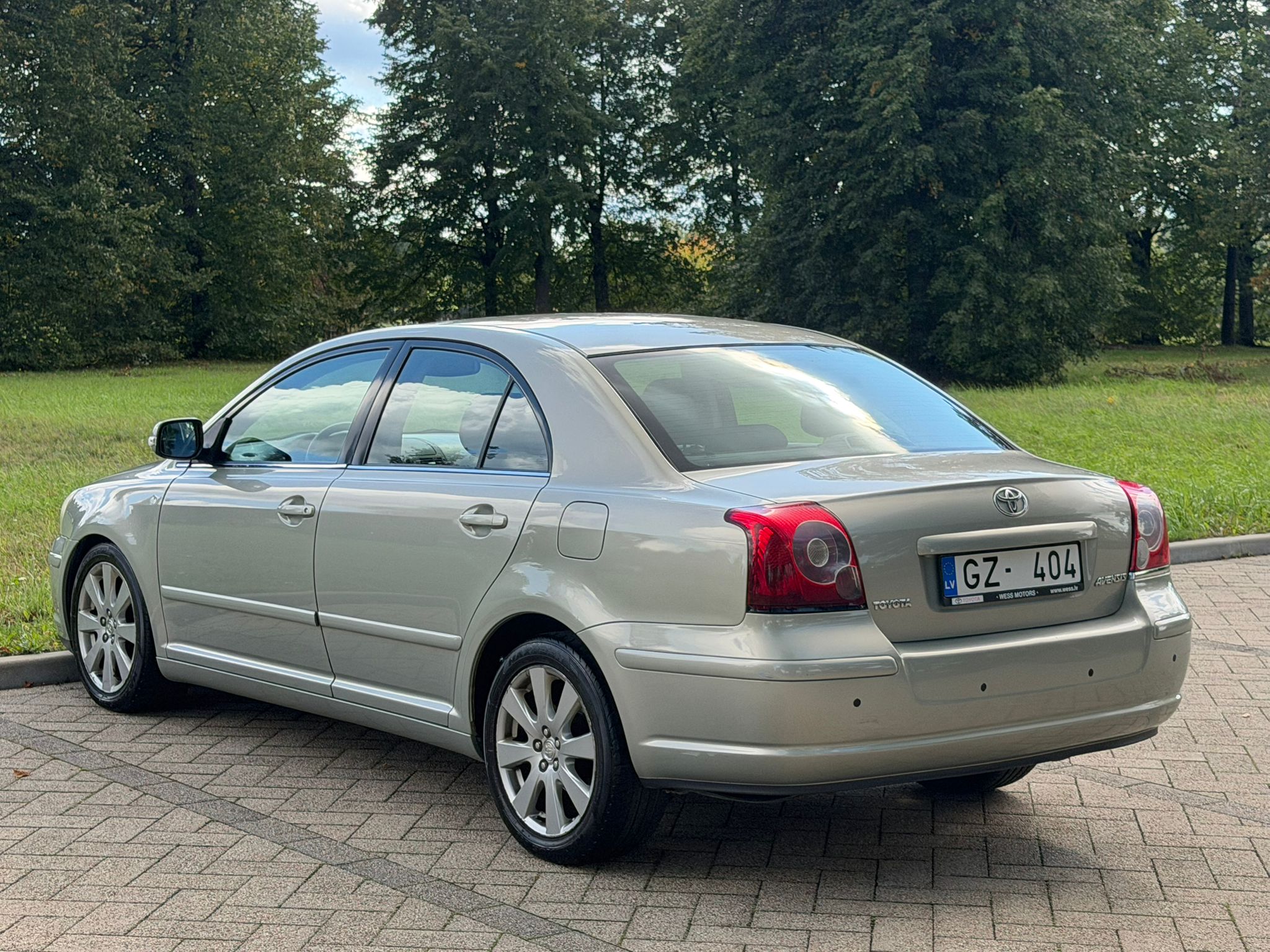 
Toyota Avensis full									