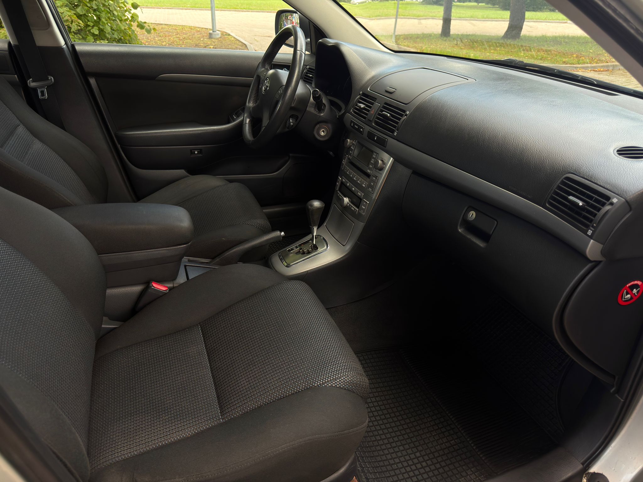 
Toyota Avensis full									